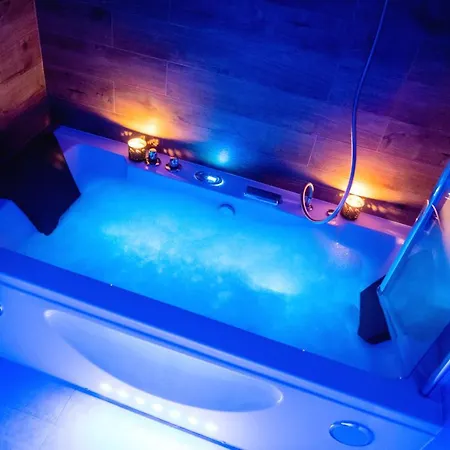 Jacuzzi Yellow At The Main Station By Apart Service شقة كراكوفيا