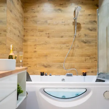 Jacuzzi Yellow At The Main Station By Apart Service شقة كراكوفيا
