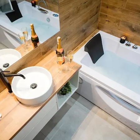 Jacuzzi Yellow At The Main Station By Apart Service شقة كراكوفيا
