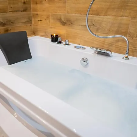 Jacuzzi Yellow At The Main Station By Apart Service *