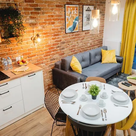 Jacuzzi Yellow At The Main Station By Apart Service Lejlighed